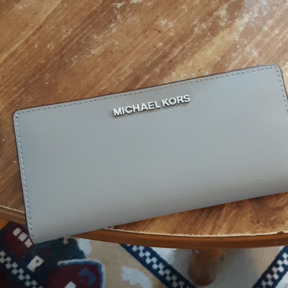 MICHAEL KORS JET SET TRAVEL WALLET